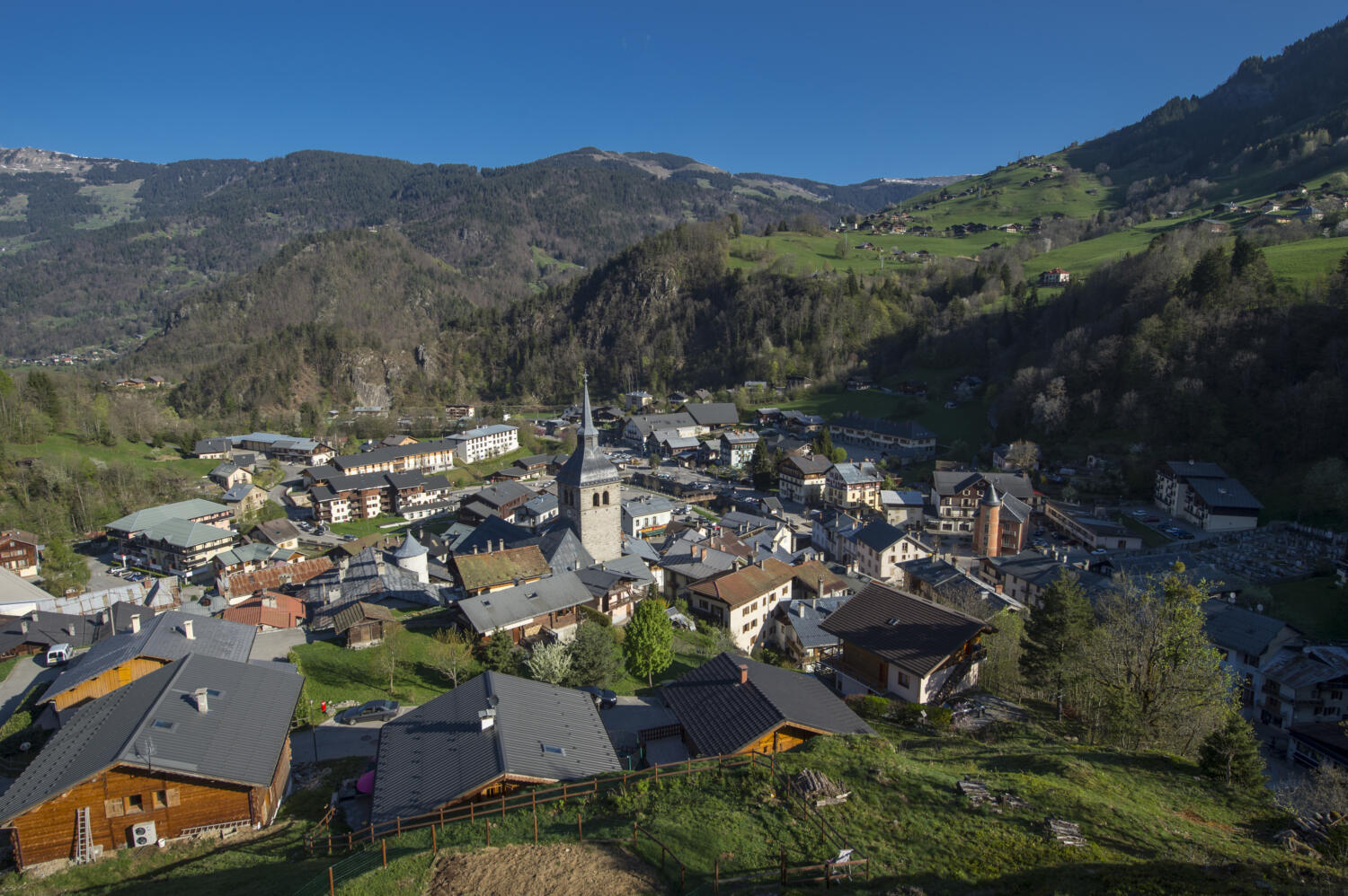 Savoie (73), France, massif du Beaufortain, le villlage de Beaufort et le mont Bisanne